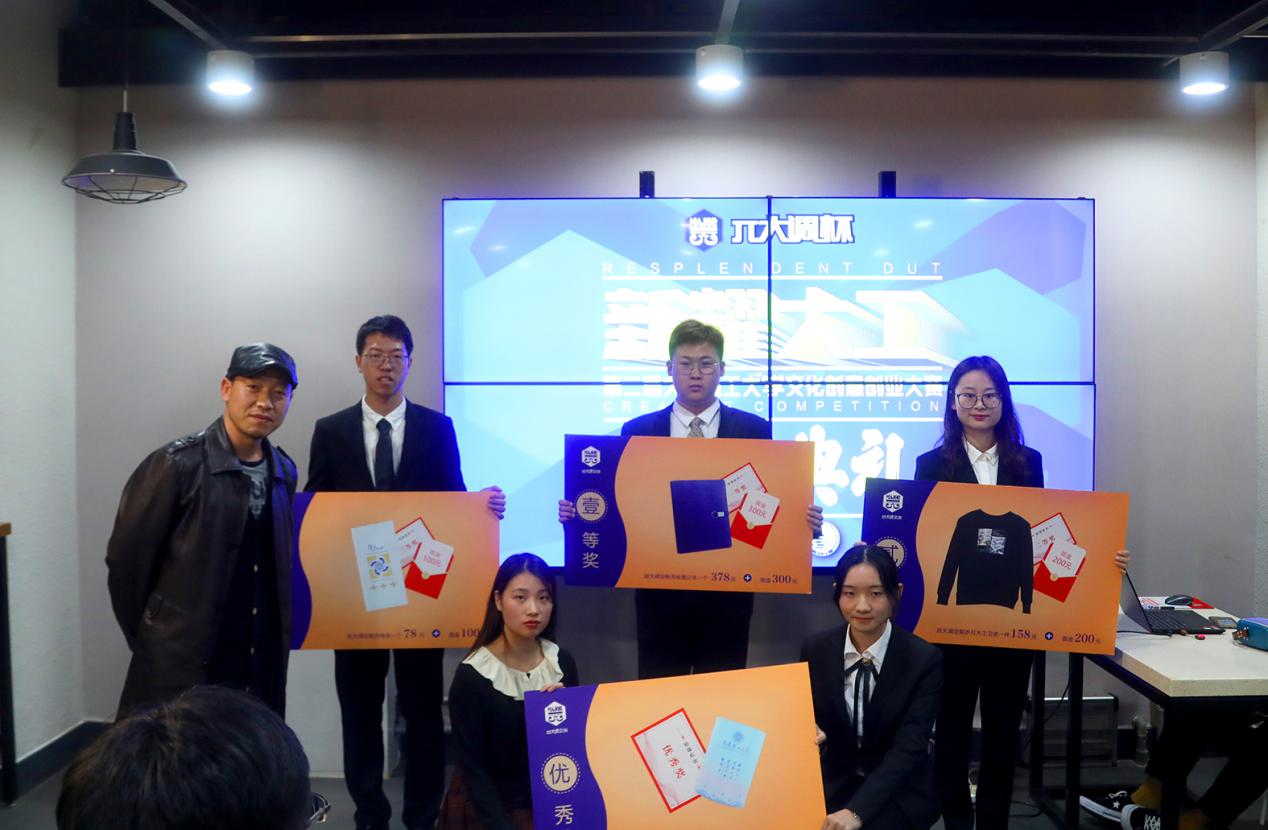 摄影组获奖团队代表与建筑与艺术学院雕塑专业教研室主任郑淼合影